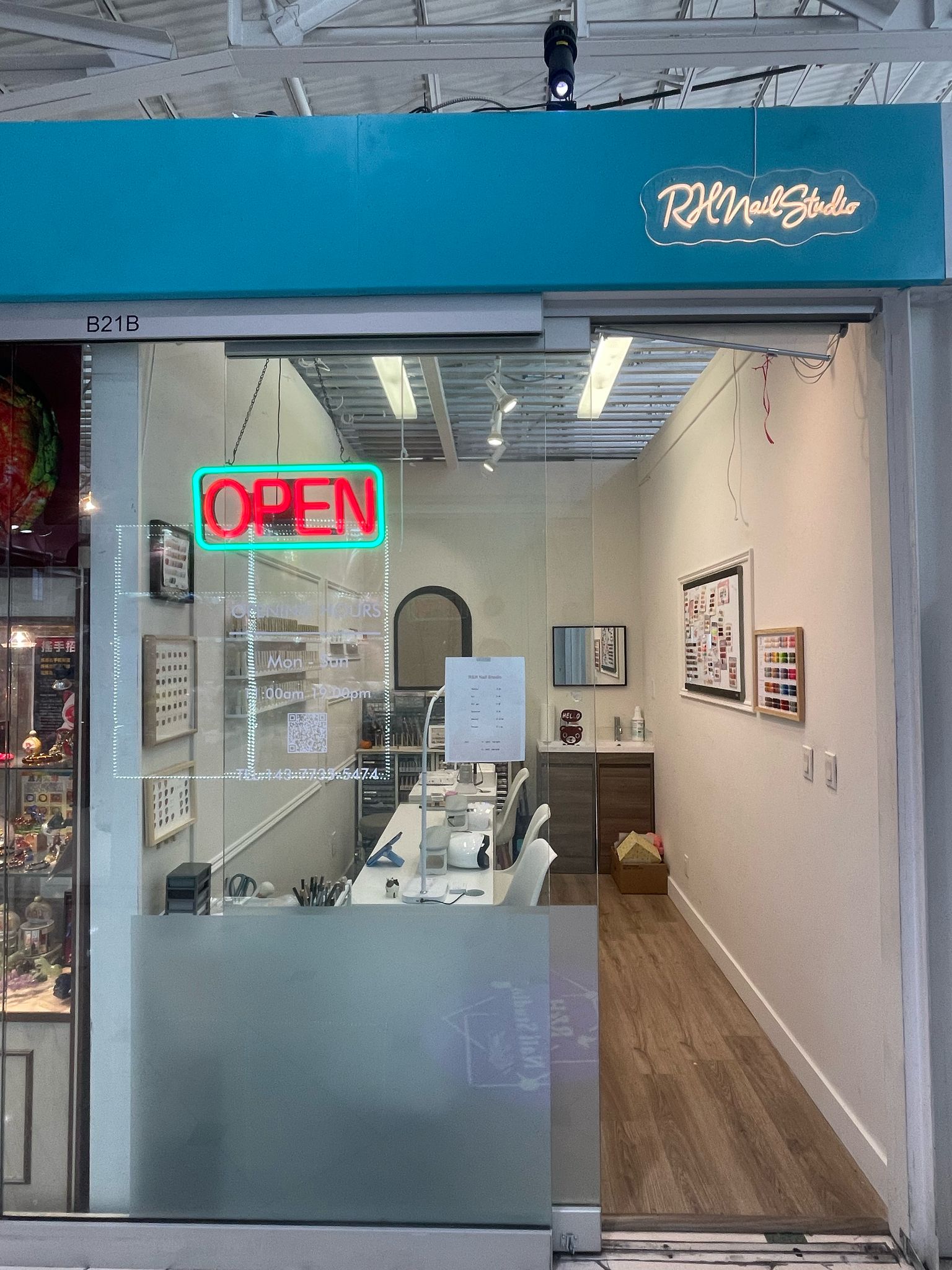 R & H Nail Studio